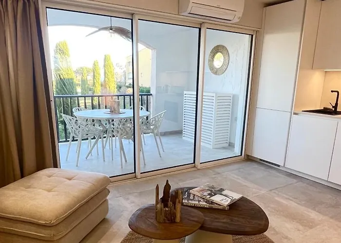 Cote 5 Personnes Et Piscine Golfe De St Tropez