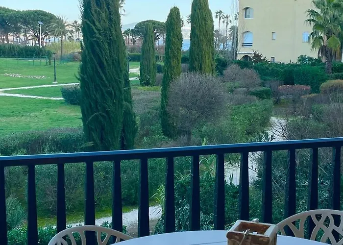 Cote 5 Personnes Et Piscine Golfe De St Tropez * Gassin
